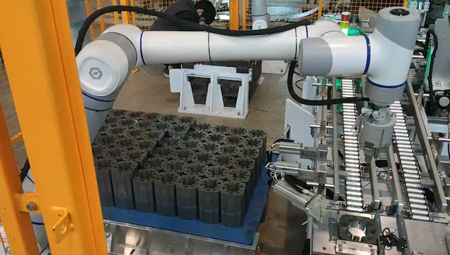 焊接協作機器人,越疆協作機械臂-CNC上下料效率低？越疆協作機器人的“快準穩”操作來破局