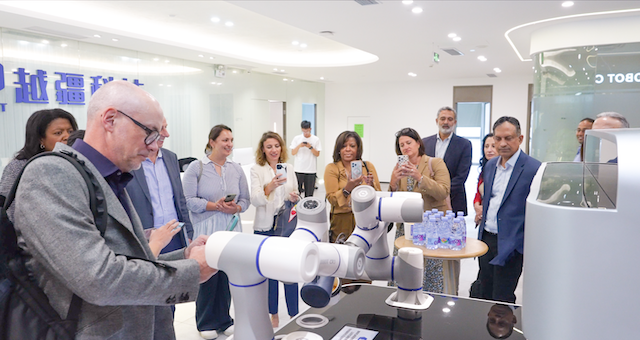 寶潔赴越疆機器人參觀交流