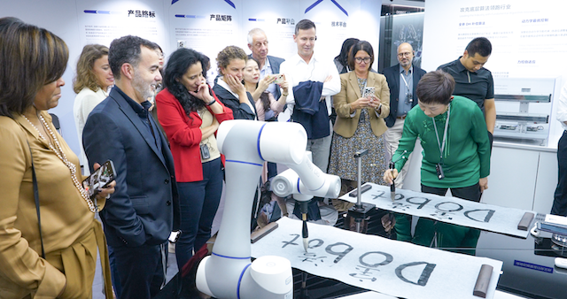 寶潔赴越疆機器人參觀交流