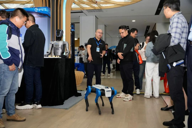 越疆機器人亮相吉利汽車技術展，以多形態具身智能方案賦能汽車柔性智造