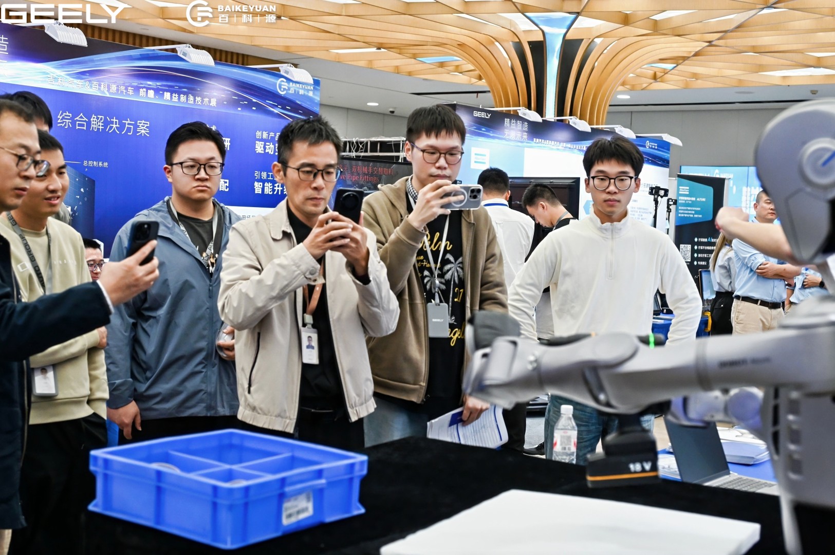 、越疆機器人亮相吉利汽車技術展，具身智能機器人賦能汽車高效柔性智造