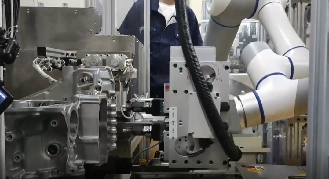 CR系列協作機器人,CR3,CR5,CR7,CR10,CR12,CR16,CR20A,協作機械臂,六軸機器人,焊接機器人,碼垛機器人,上下料機器人,裝配機器人、發動機變速箱螺絲鎖附