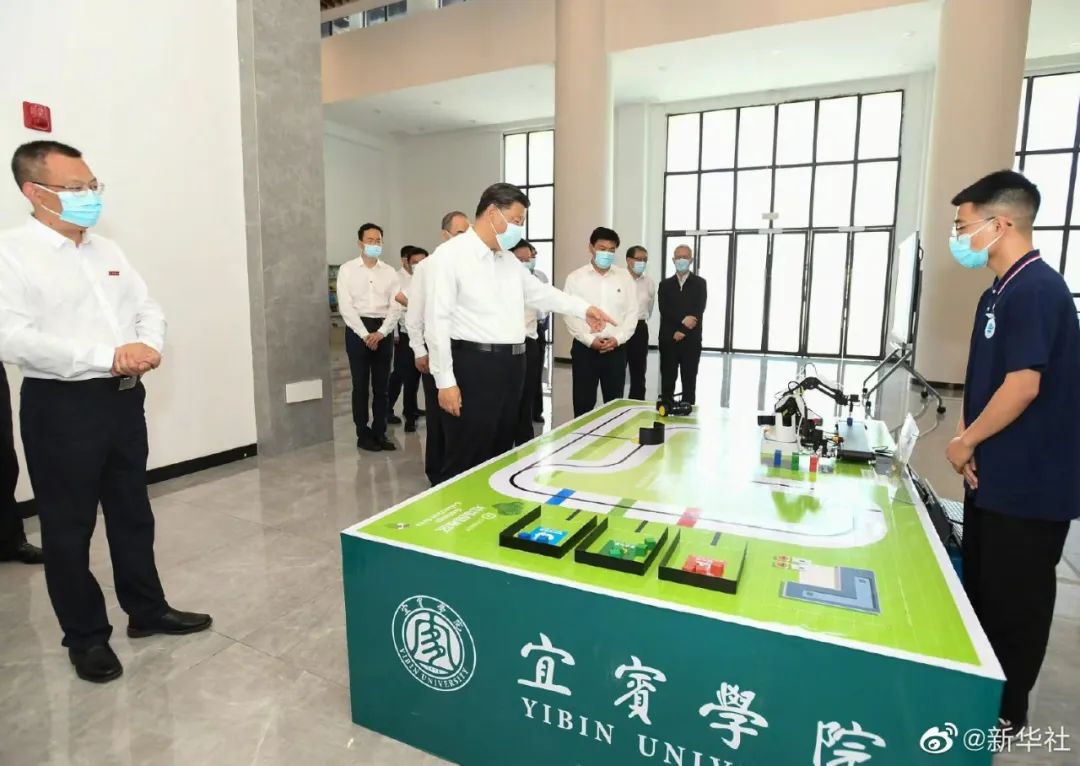 -習(xí)近平總書記考察宜賓學(xué)院過程中參觀越疆機器人展臺